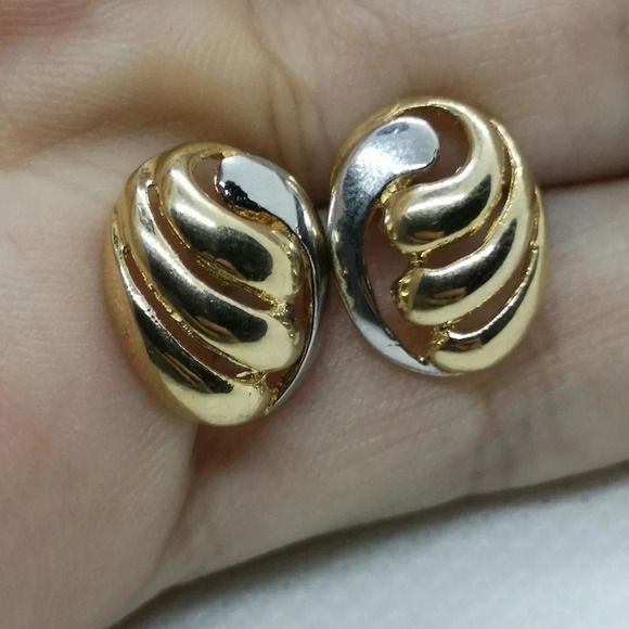 Jewelry - ✨ Vintage 10k Gold Swirl Button Earrings ✨